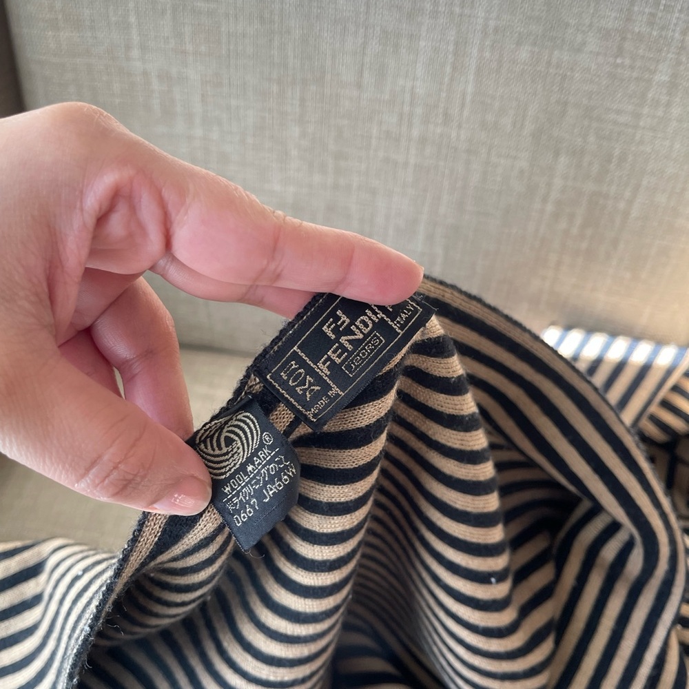 Authentic Fendi vintage wool scarf (KLV18) - Picture 4 of 8